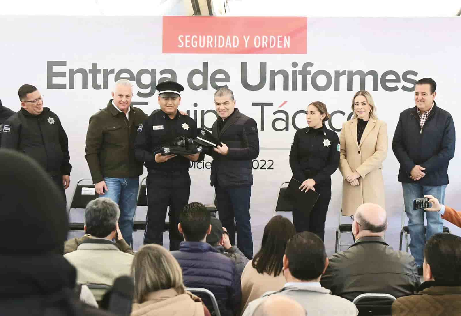 Entrega Riquelme uniformes a policías