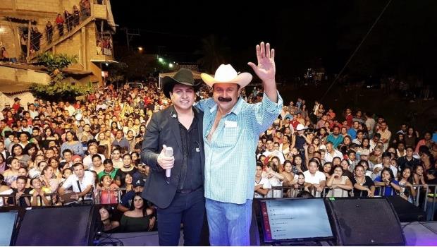 Regala Layín 50 mil pesos en efectivo durante concierto de Julión Álvarez