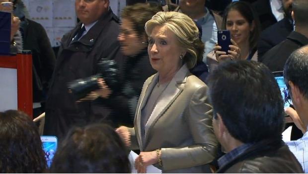 Hillary Clinton emite su voto en Nueva York