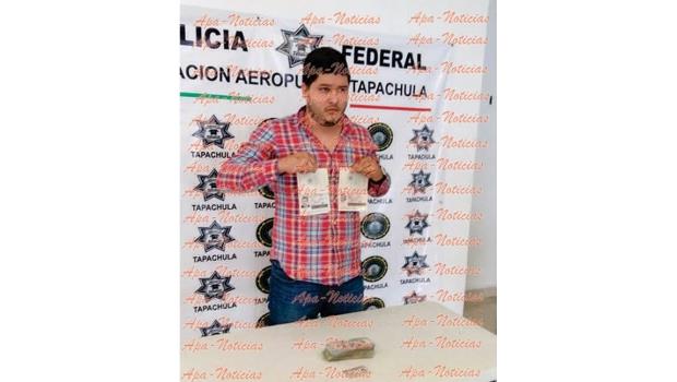Detienen a sujeto que intentó viajar con pasaporte de Javier Duarte
