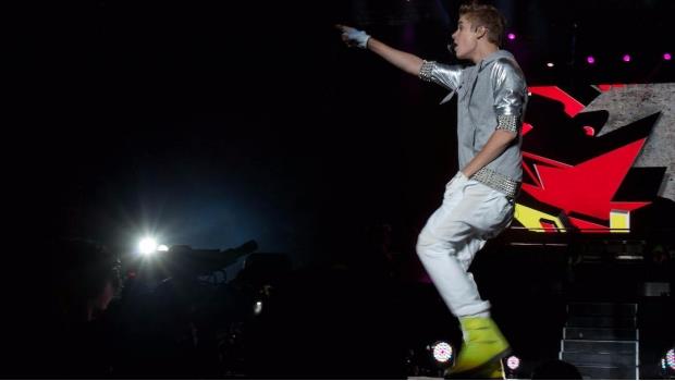 VIDEO: Justin Bieber da puñetazo a fan