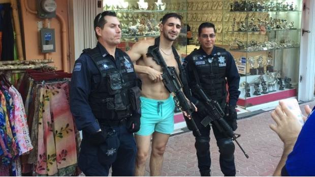 Oficial de la PF le presta su arma a turista en Playa del Carmen