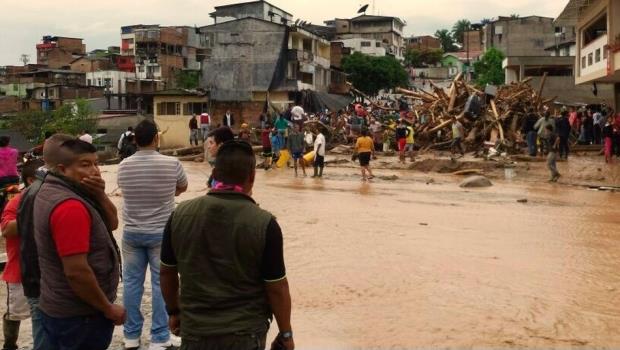 Mueren al menos 16 tras desbordarse 3 ríos en Colombia