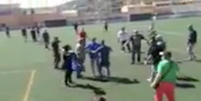 VÍDEO: Arman padres batalla campal en partido de fútbol infantil