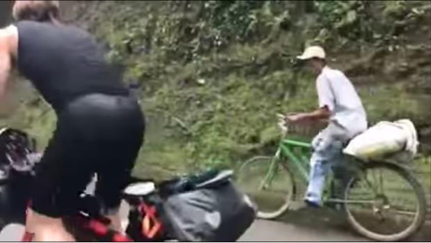 Campesino rebasa a atletas profesionales con su humilde bicicleta (VIDEO)