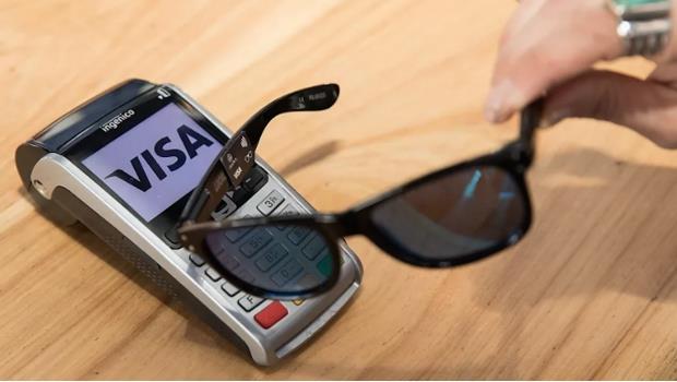 Crea Visa lentes de sol para hacer pagos sin tarjetas