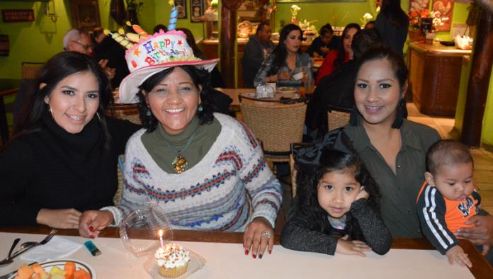 Vicky Cázares festeja su cumpleaños
