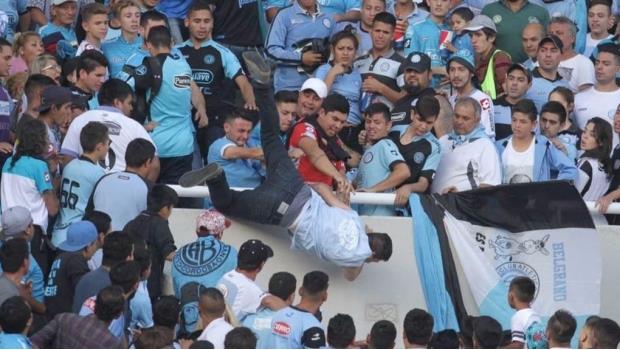 Muere hincha que fue arrojado desde la tribuna en Argentina