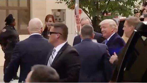 VIDEO: Abuchean a Donald Trump a su llegada a la casilla