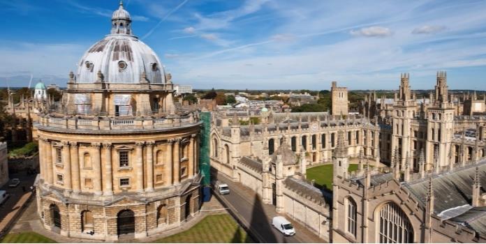 Graduado exige a Oxford un mdd por pésima educación