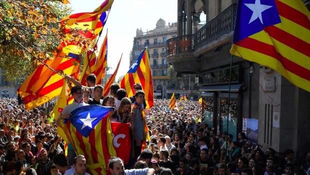 Arrestan a 13 altos mandos catalanes a días del referendo