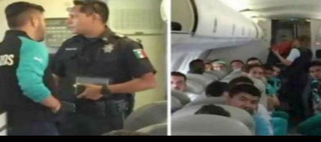 Bajan de avión a miembros de Santos Laguna por no apagar su celular (+video)