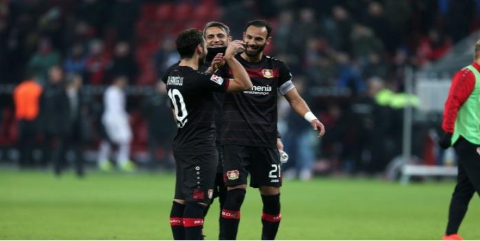 Leverkusen gana pese a pólvora mojada del Chicharito
