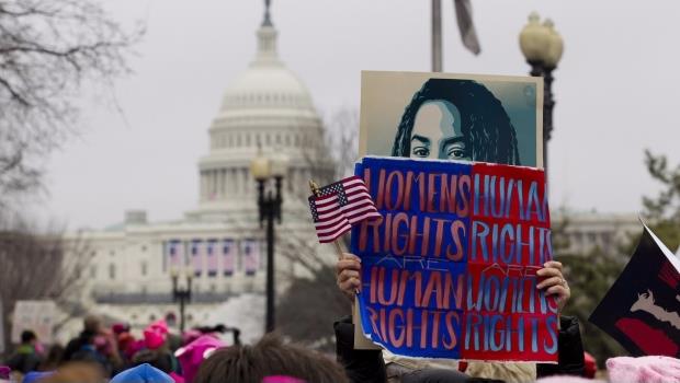 Inicia concentración por histórica marcha de mujeres contra Trump