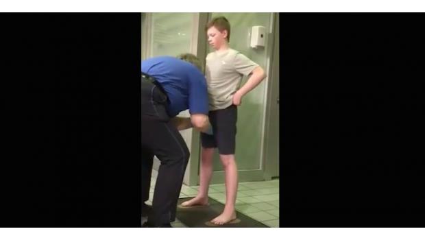 VIDEO: Difunden presunto acoso de agente durante revisión a un menor