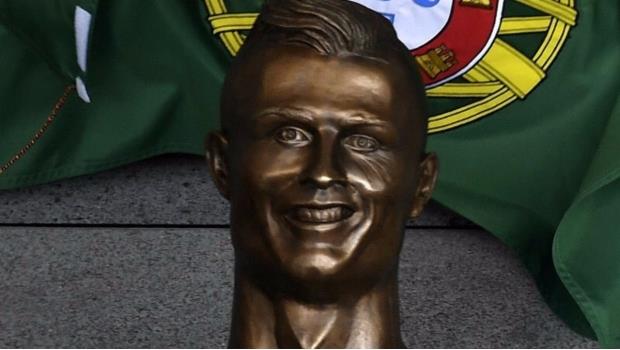 En redes sociales se burlan del horripilante busto develado en honor a Cristiano Ronaldo