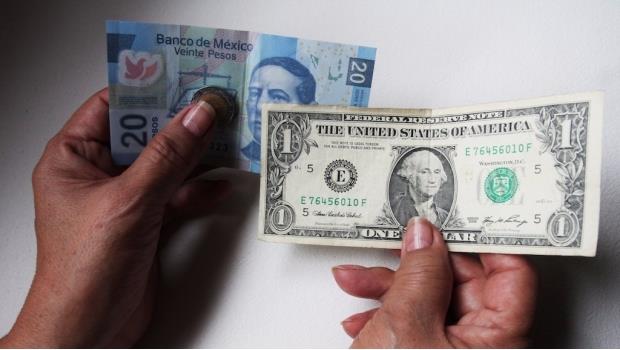 El dólar abre la semana a la baja: $20.74 por unidad