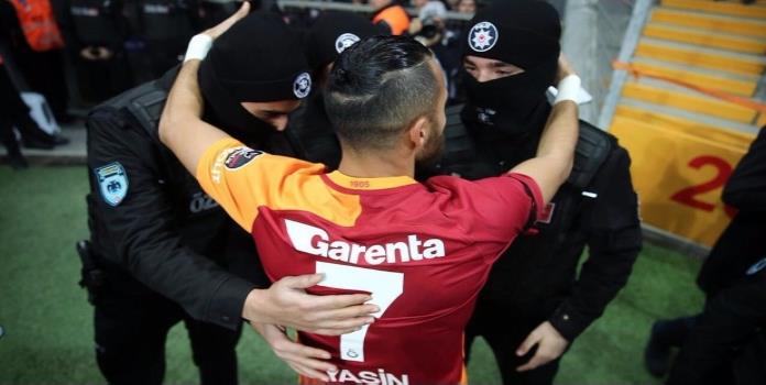 VIDEO: Tras atentado, delantero del Galatasaray festeja gol con policías