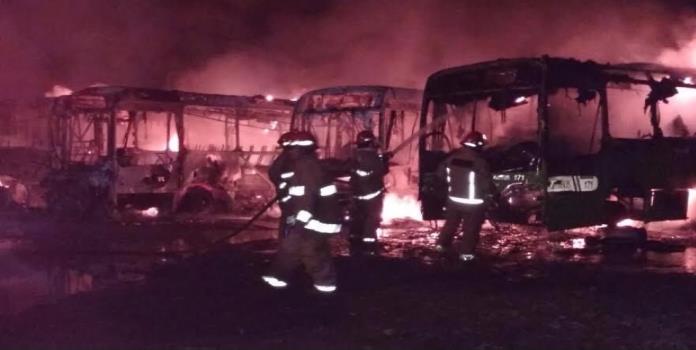 Se incendia depósito de camiones en Villahermosa