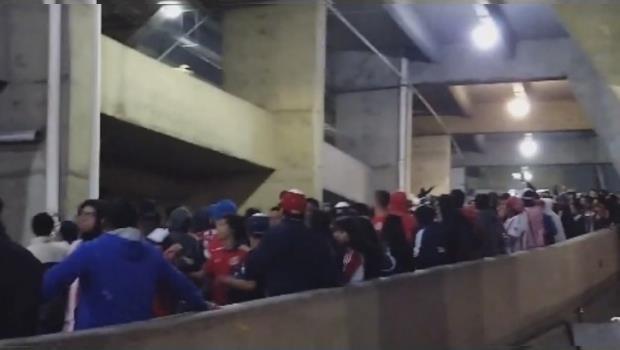VIDEO: Pseudoaficionados de América agreden a seguidores de Chivas en el Azteca