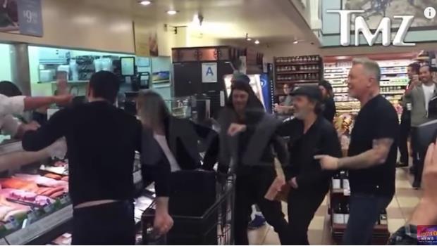 Metallica sorprende a clientes de supermercado con Enter Sandman