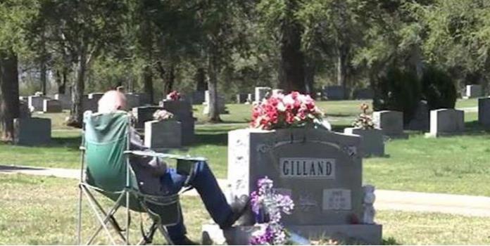 Abuelo lleva 7 años visitando diariamente la tumba de su esposa