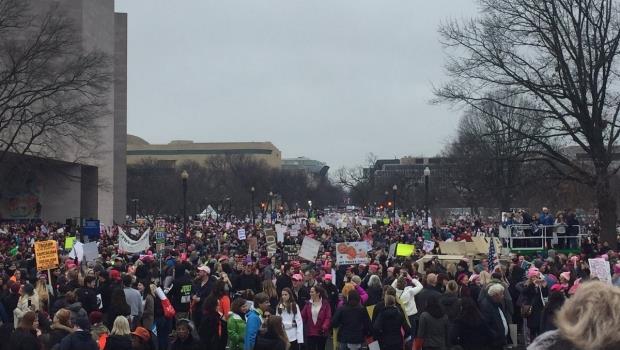 Cientos de miles de mujeres marchan contra Trump alrededor del mundo