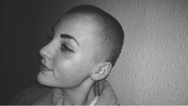 Discriminan en escuela a joven que donó su cabello a niños con cáncer