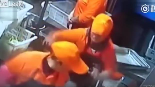 Víctima de bullying arroja agua hirviendo a su atacante (VIDEO)