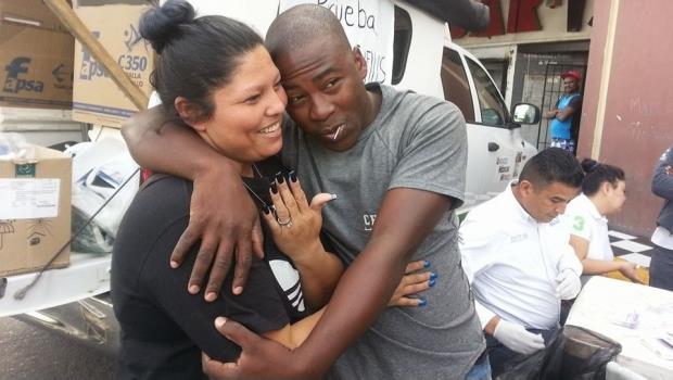 Refugiado entrega anillo de compromiso a joven de Mexicali