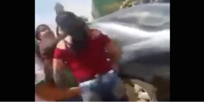 VIDEO: Estalla y golpea a estudiante por hacer un meme de su hija