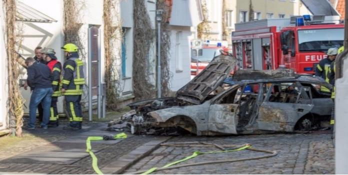 Explota auto con tanques de gas tras chocar con ayuntamiento de Verden, Alemania