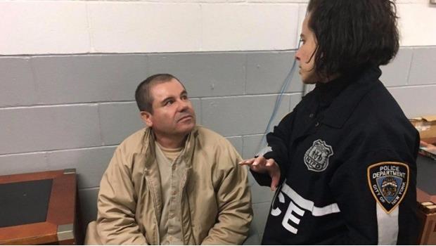 Ascienden a policía que colaboró en detención de El Chapo