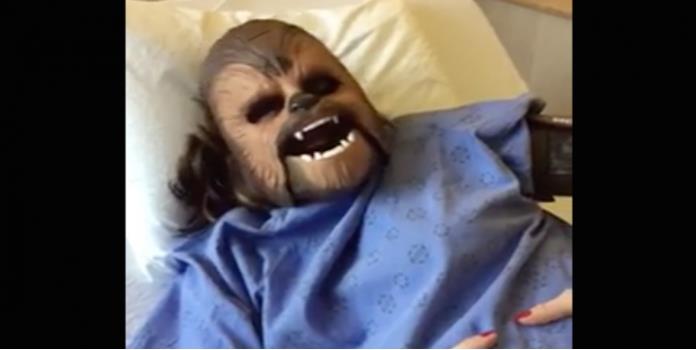 Usa máscara de Chewbacca en plena labor de parto (VIDEO)