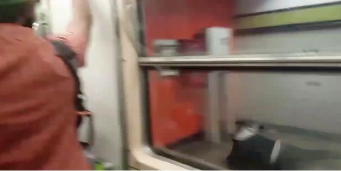 VIDEO: Pasajeros se avientan de convoy del Metro en movimiento