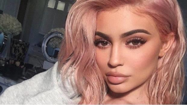 En medio de rumores de embarazo, Kylie Jenner lanza línea de gafas de sol