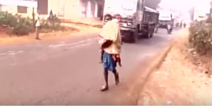 VIDEO: No tenía dinero y cargó el cadáver de su hija por 15 kilómetros