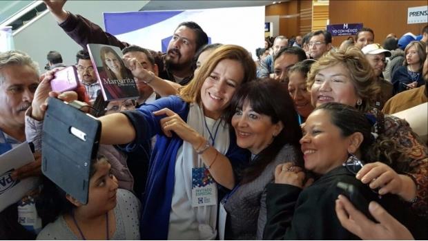 Reciben a Margarita Zavala entre vítores en Asamblea panista