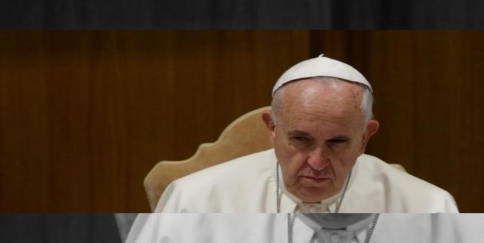 En secreto, Papa Francisco reduce sanciones a curas pederastas: AP