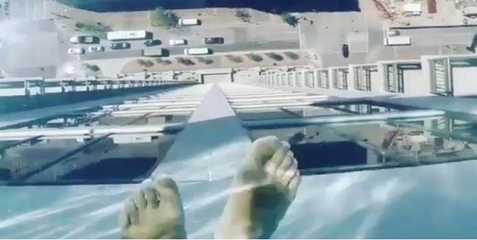 Para valientes: Esta piscina está suspendida a 150 metros de alto (VIDEO)