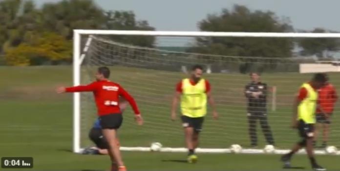 VIDEO: Chicharito Hernández rompe sequía goleadora... en entrenamiento