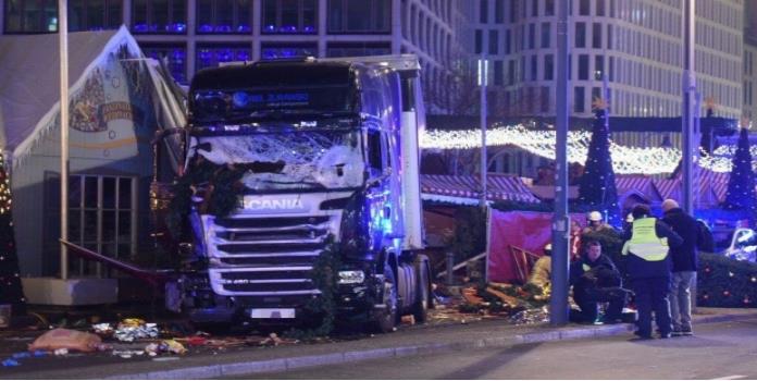 Camión irrumpe en mercado navideño en Berlín; 9 muertos y 50 heridos