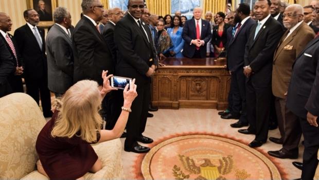 Aclara asesora de Trump foto en Oficina Oval