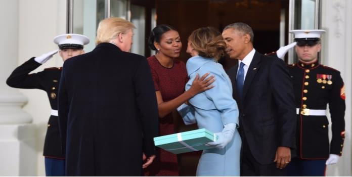 ¿Algo nos quiso decir Michelle Obama al recibir regalo de Melania Trump?