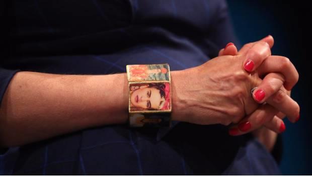 Critican a ministra británica por lucir brazalete de Frida Kahlo en discurso conservador