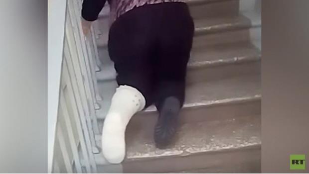 VIDEO: Obligan a anciana a subir escaleras con pierna lesionada