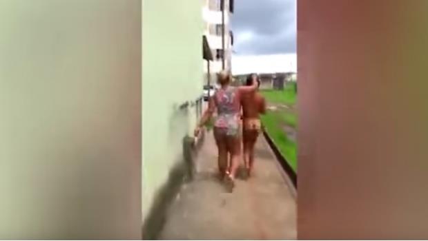 VIDEO: Obliga a su rival a caminar desnuda por la calle