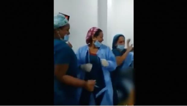 VIDEO: Personal médico realiza exuberante baile junto a paciente sedada