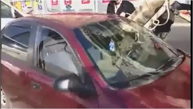 Por cambiarse el apellido, llena de cemento el coche de su ex (VIDEO)