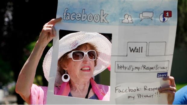 Facebook prohíbe usar información de usuarios para vigilarlos